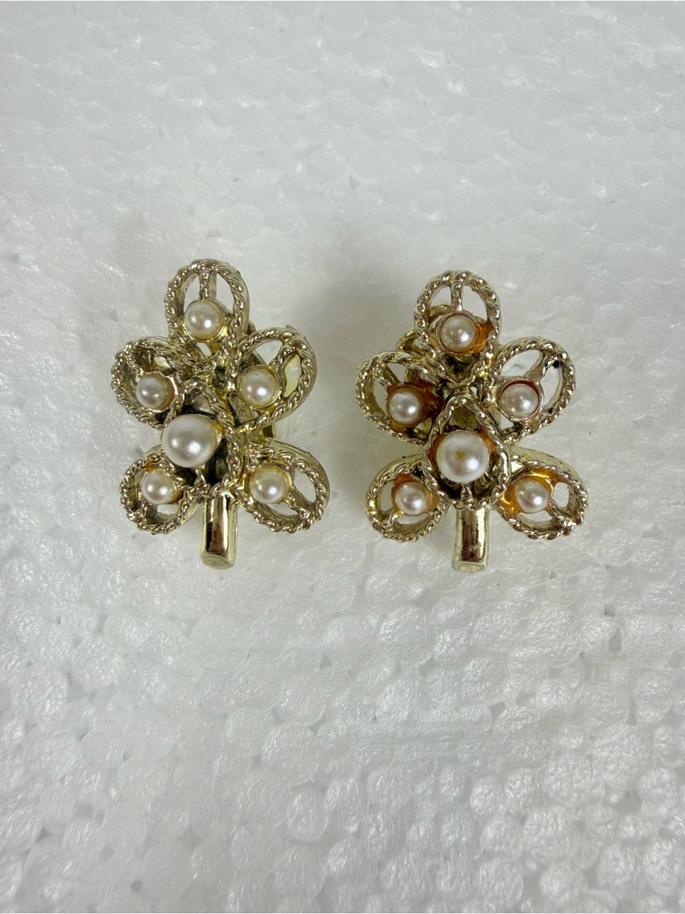 Vintage Lisner Faux Pearl Earrings Gold Tone Clover Design Filigree 1960’s Clip